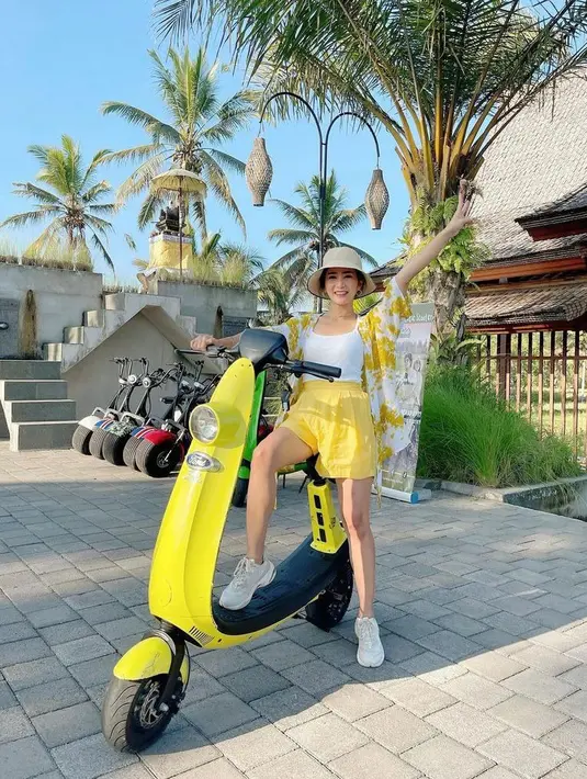 Selain rok, kamu juga bisa menggunakan celana pendek. Padukan celana pendek dengan tank top dan cardigan seperti potret Bunga Zainal ini. (Instagram/bungazainal)