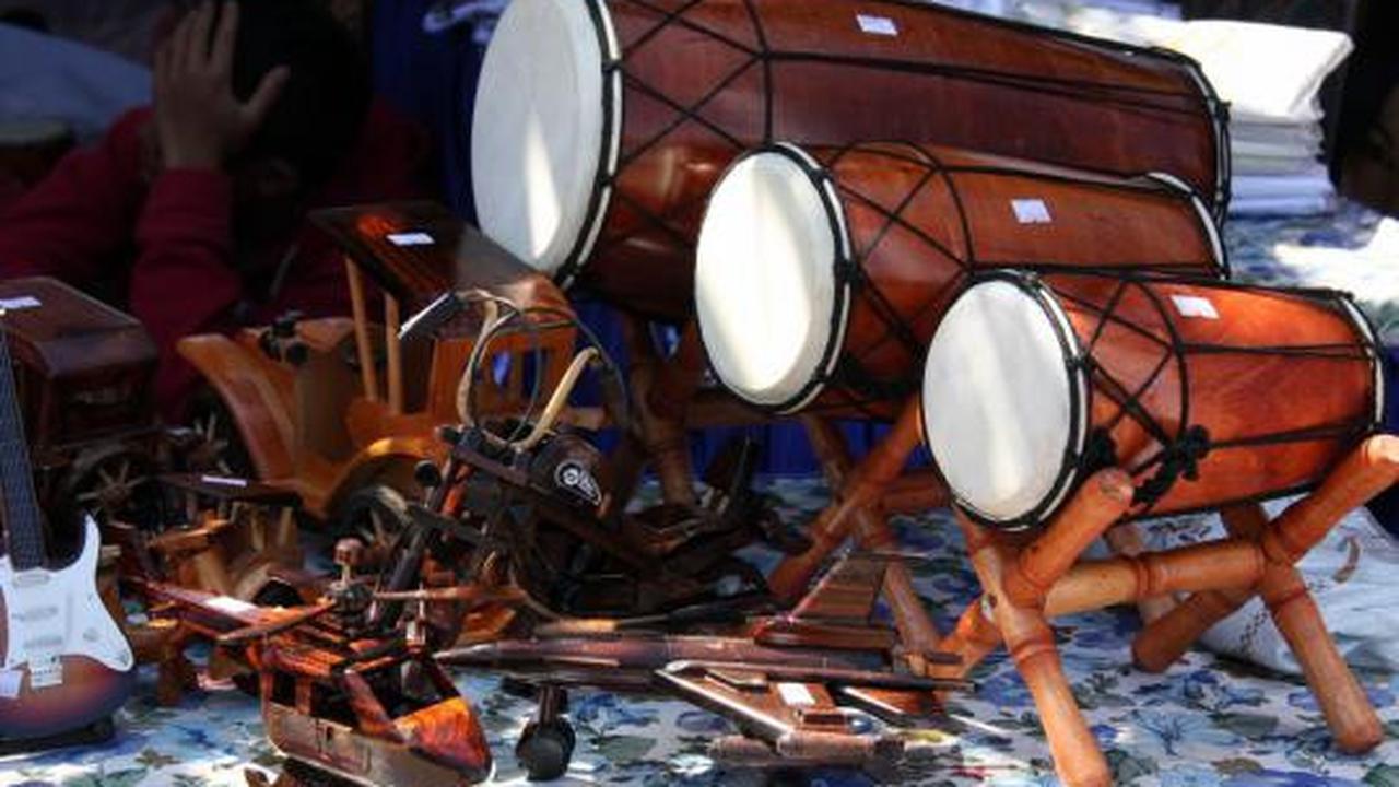 Mencoba mainan tempo doeloe di Festival Malang Kembali 2012
