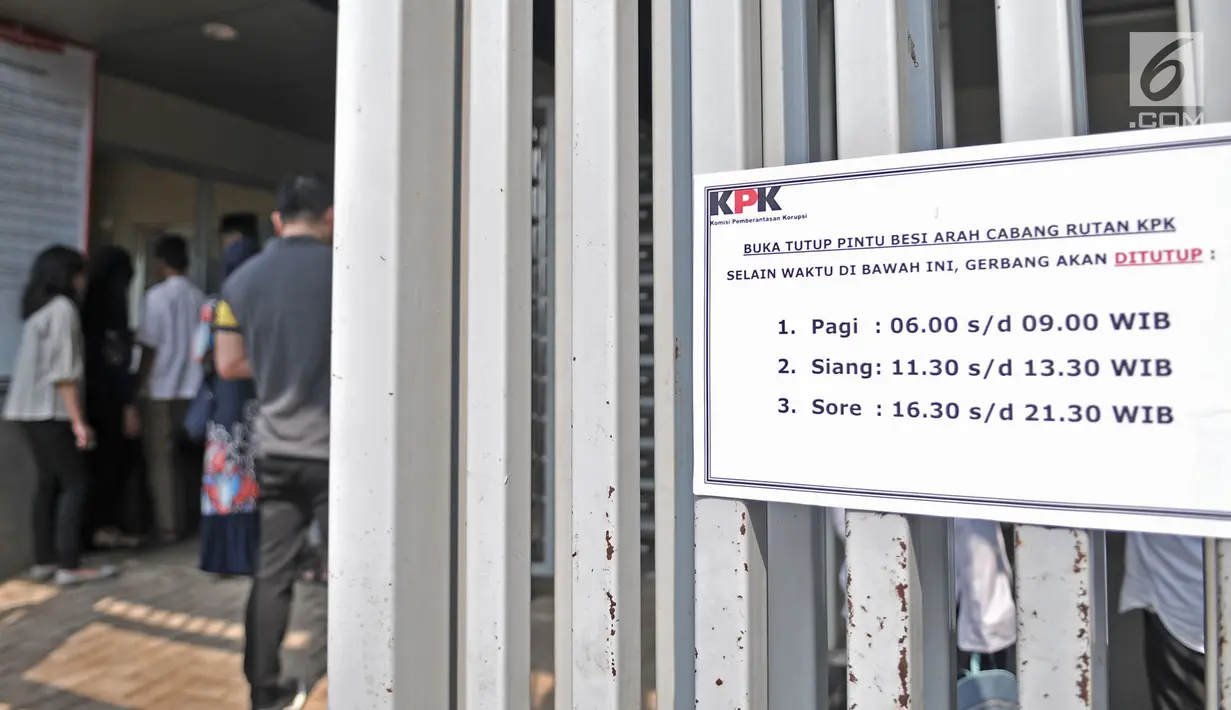 Pengunjung antre saat proses registrasi untuk menjenguk keluarga dan kerabatnya di Rumah Tahanan Kelas I Jakarta Timur Cabang Rutan KPK, Rabu (22/8). (Merdeka.com/Iqbal Nugroho)