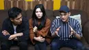 "Kami sih ingin bikin roadshow atau tur ya. Tapi belum ada rencana. Belum ada yang ngajakin juga. Ini masih jadi angan-angan saja," kata Afgan saat ditemui di studio Trans TV, kawasan Mampang, Jakarta Selatan, Rabu (21/03/2018). (Nurwahyunan/Bintang.com)