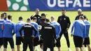 Slovenia akan melawan Denmark dalam matchday pertama Grup C Piala Eropa 2024 di MHPArena, Stuttgart, Jerman, pada Minggu (16/6) malam WIB. (KENZO TRIBOUILLARD / AFP)