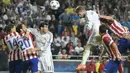 Gol yang ditunggu-tunggu fans Madrid baru tercipta pada menit ketiga injury time babak kedua. Bek Sergio Ramos menjadi penyelamat ketika menanduk umpan sepak pojok Luka Modric (AFP PHOTO/MIGUEL RIOPA)