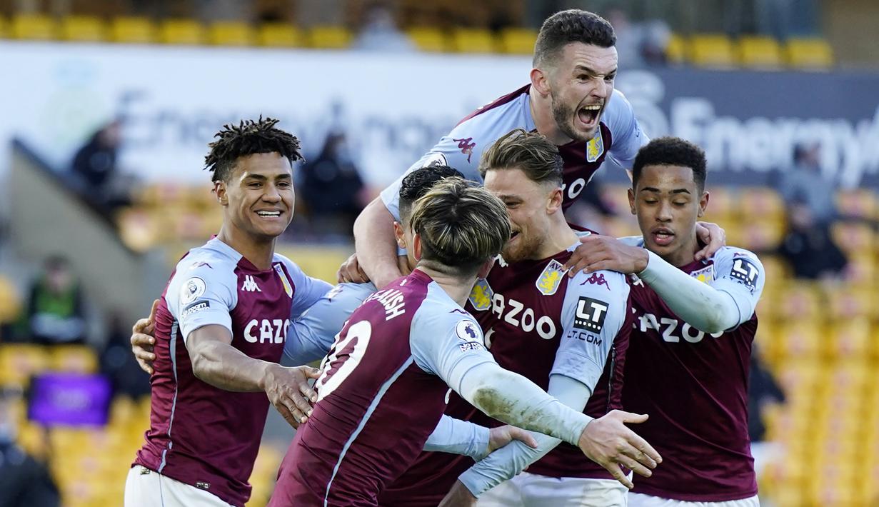Para pemain Aston Villa merayakan gol yang dicetak oleh Anwar El Ghazi ke gawang Wolverhampton Wanderers pada laga Liga Inggris di Stadion Molineux, Minggu (13/12/2020). Aston Villa menang dengan skor 0-1. (Tim Keeton/Pool/AFP)