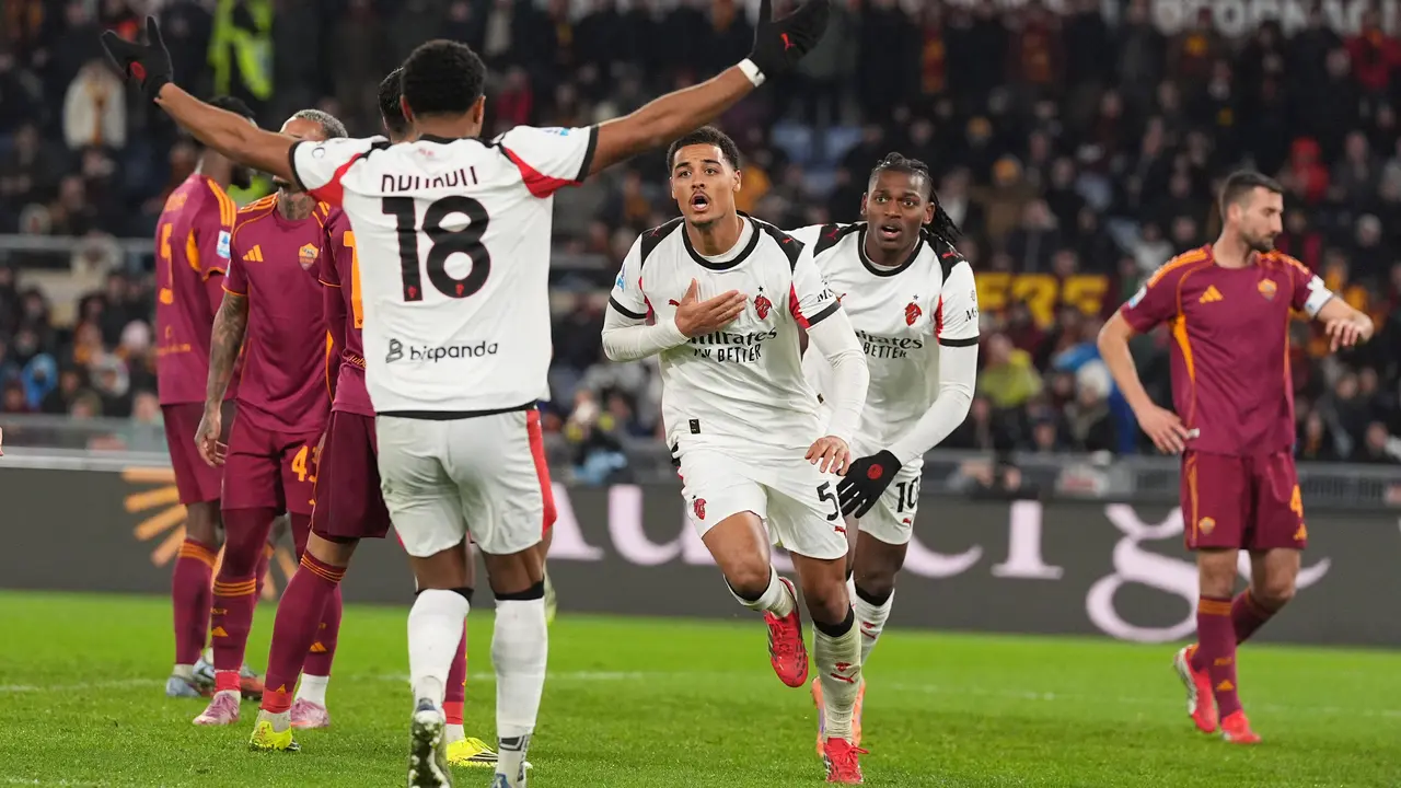 Pemain AC Milan Koni De Winter merayakan gol pada laga Serie A/Liga Italia antara Roma vs Milan