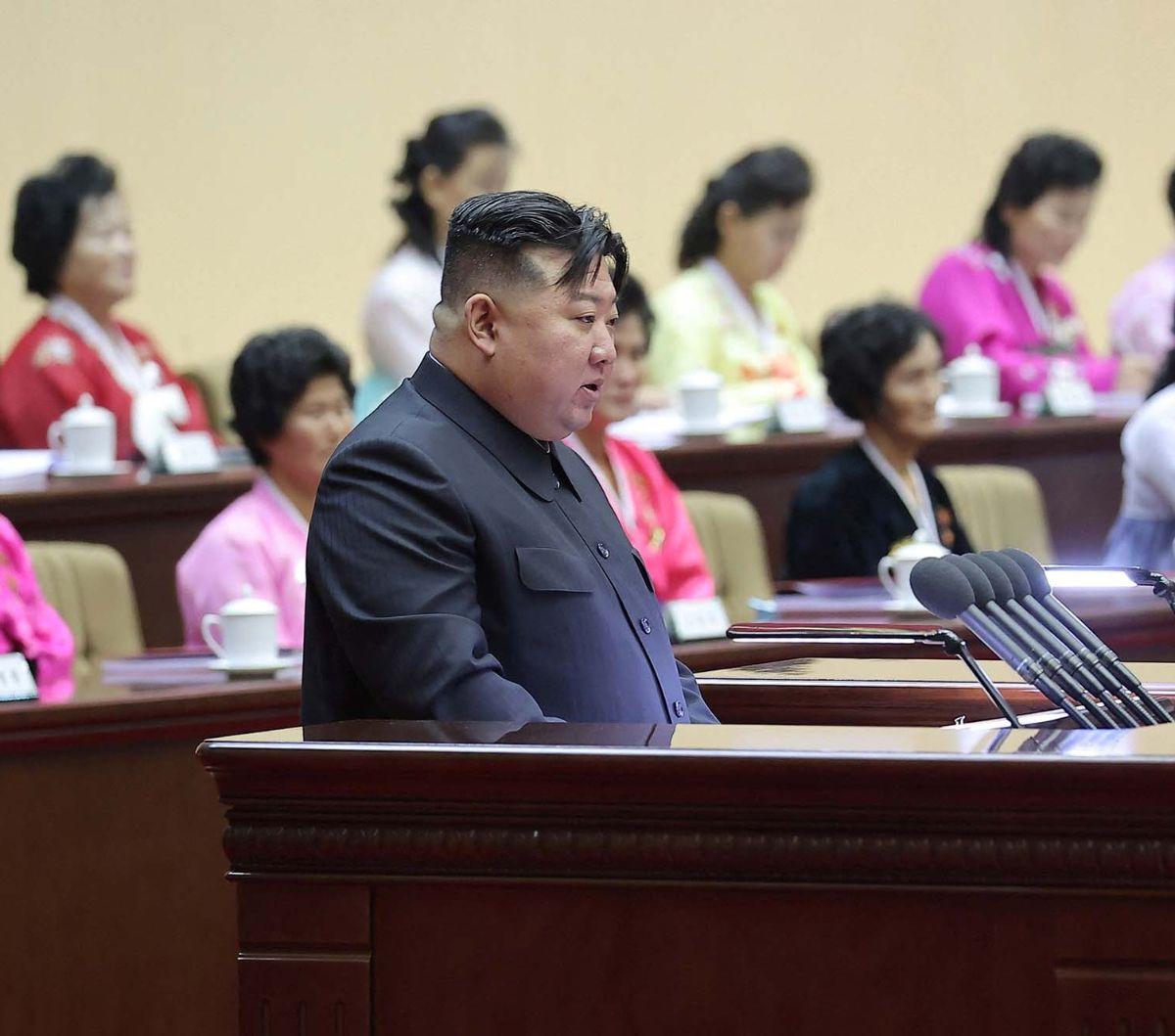 Pemimpin Korea Utara Kim Jong-un menangis saat menyampaikan pidatonya di hadapan ibu-ibu. Momen itu terjadi ketika Kim menghadiri acara Pertemuan Nasional Para Ibu ke-5 di Pyongyang, beberapa waktu lalu.
