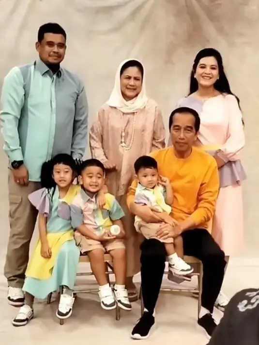 Fashion stylist Doley Tobing tampak menata gaya keluarga Jokowi pun dengan busana warna-warni dari @rikawirtjes. Jokowi dengan long sleeve top berwarna oranye, kemudian Iriana dengan tunik warna peach yang dipadukan dengan hijab warna putih. [@riomotret]