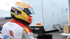Rio Haryanto mengenakan helm dengan tagar #JB di GP2 Hungaroring. (Bola.com/Reza Khomaini)