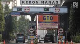 Kendaraan memasuki gerbang Tol Rawamangun, Jakarta, Minggu (29/7). Badan Pengelola Transportasi Jabodetabek (BPTJ) resmi mengumumkan 19 gerbang tol yang akan ditutup selama penyelenggaraan Asian Games 2018. (Merdeka.com/Iqbal S. Nugroho)