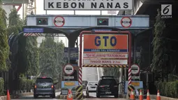 Kendaraan memasuki gerbang Tol Rawamangun, Jakarta, Minggu (29/7). Badan Pengelola Transportasi Jabodetabek (BPTJ) resmi mengumumkan 19 gerbang tol yang akan ditutup selama penyelenggaraan Asian Games 2018. (Merdeka.com/Iqbal S. Nugroho)