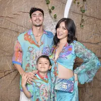 Inspirasi baju couple keluarga modern untuk liburan, kamu bisa tiru gaya keluarga Jessica Iskandar satu ini. Sang suami Verhaag bersama jedar dan putra tercinta El Barack terlihat kompak dengan busana motif senada. (Instagram/inijedar).