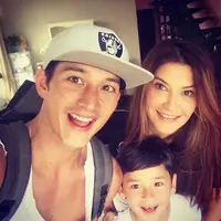 Mike Lewis memasang foto dirinya bertiga dengan Tamara Bleszynski dan putranya, Kenzou. (Instagram - @mike_lewis)