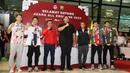 <p>Para juara All England 2024, Jonatan Christie, Anthony Ginting, Muhammad Rian Ardianto dan Fajar Alfian berfoto bersama Sekjen PP PBSI sekaligus Ketua Tim Pokja PBSI untuk Olimpiade Paris 2024, Muhammad Fadil Imran (ketiga kiri), Menpora RI, Dito Ariotedjo (tengah) dan Chef de Mission Olimpiade Paris 2024, Anindya Novyan Bakrie saat acara penyambutan para juara All England 2024 di Terminal 3 Bandara Soekarno Hatta, Tangerang, Banten, Senin (18/3/2024) malam WIB. (Bola.com/M Iqbal Ichsan)</p>