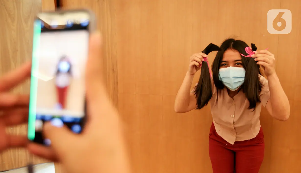 Seorang donatur menunjukkan rambut yang telah dipotong bagi pasien kanker pada kegiatan Hair to Share di MRCC Siloam Hospitals Semanggi, Jakarta, Rabu (03/02/2021). Hasil dari rambut yang didonasikan akan dibuatkan wig untuk pasien kanker yang membutuhkannya. (Liputan6.com/Fery Pradolo)