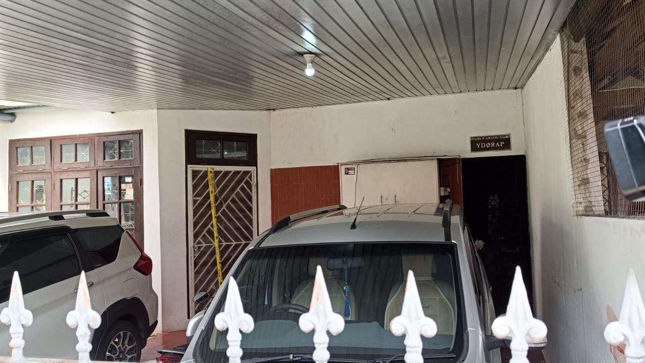 Penampakan Rumah di Cilandak Lokasi Anak Bunuh Ayah dan Nenek, Banyak Ceceran Darah di Luar Pagar