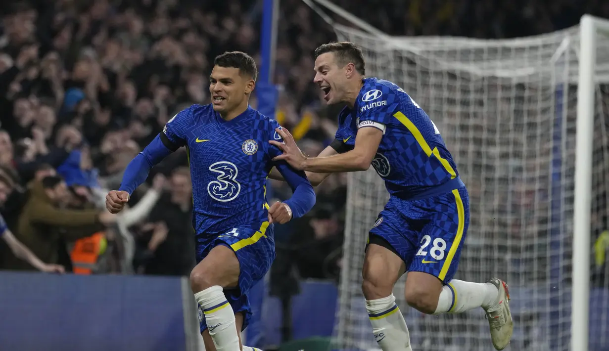 Bek Chelsea Thiago Silva merayakan gol yang dicetaknya ke gawang Tottenham Hotspur pada laga pekan ke-23 Liga Inggris 2021/22 di Stamford Bridge, Senin dini hari WIB (24/1/2022). Chelsea menang dengan skor 2-0. (AP Photo/Kirsty Wigglesworth)
