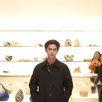 Lihat di sini tampilan Bright Vachirawit yang memukau saat menghadiri acara Burberry Outerwear 2024. [Fimela/Daniel Kampua].