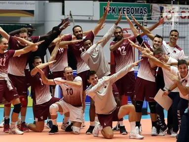 Pemain Timnas voli putra Qatar berfoto bersama usai mengalahkan Arab Saudi pada Kejuaraan Voli Asia 2017 ke-16 di GOR Tri Dharma, Gresik, Selasa (25/7). Qatar unggul tiga set langsung 25-23, 25-21, 25-21. (Liputan6.com/Helmi Fithriansyah)