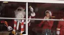 Taylor Swift memadukan nuansa Natal dengan mengenakan sweater merah dan plaid miniskirt serta topi Santa bertulisan 87. Itu adalah nomor punggung Travis Kelce. (AP Photo/Charlie Riedel)