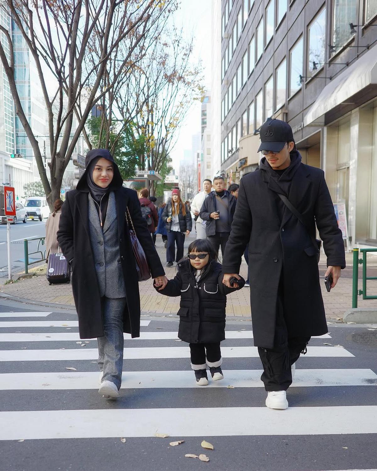 Liburan ke Luar Negeri, Gaya Ameena Anak Atta Halilintar Dan Aurel Hermansyah yang Stylish - Minta Divideoin Pengin Jadi Model