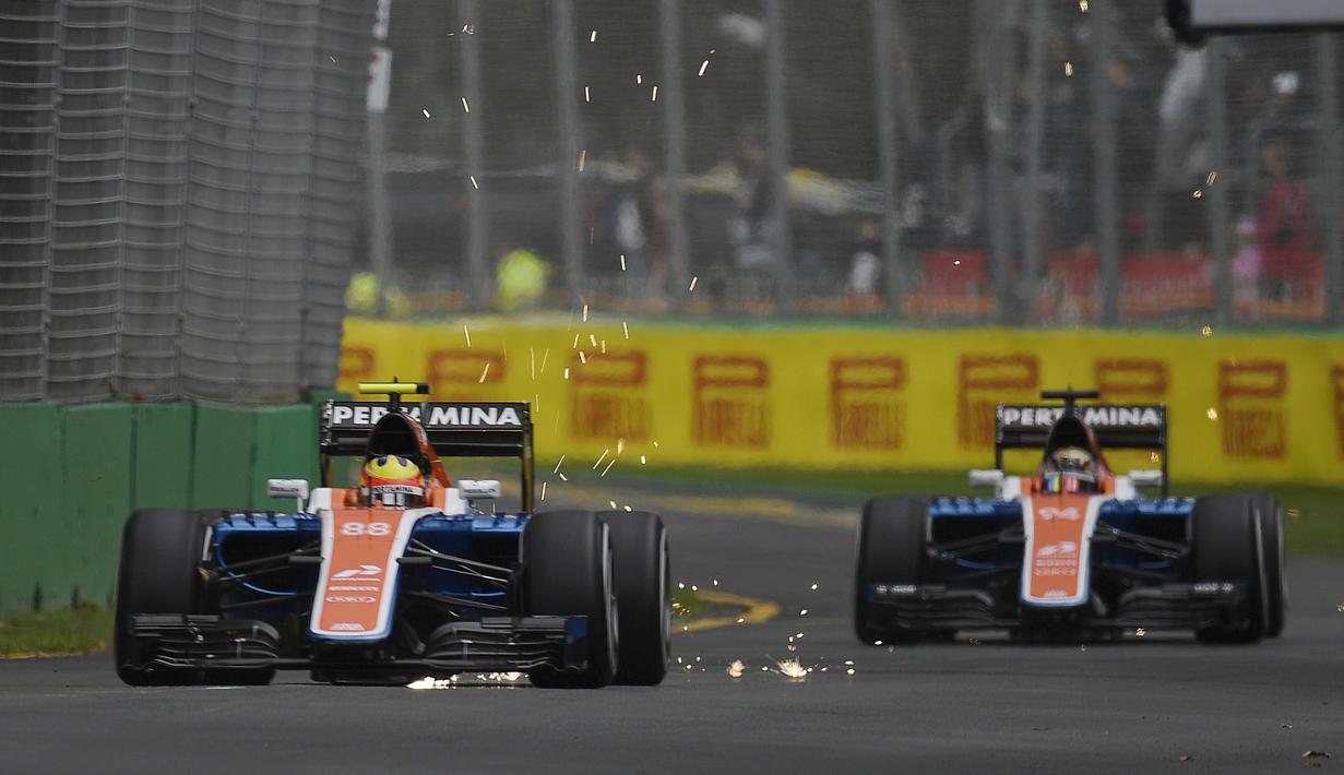 Rio Haryanto dan rekan setimnya, Pascal Wehrlein, mengendarai mobil MRT05 saat latihan bebas pertama F1 GP Australia di Sirkuit Albert Park, Australia, Jumat (18/3/2016). (Reuters/Jason Reed)