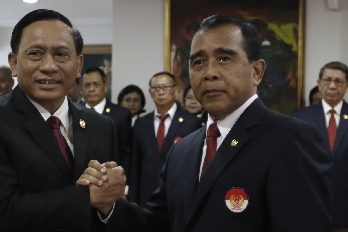 Imam Sudjarwo (kiri) bersama Ketua Umum KONI, Tono Suratman, usai pelantikan sebagai ketua umum  PBVSI periode 2018-2022 di kantor KONI, Jakarta, Kamis (28/2/2019). (Bola.com/Yoppy Renato)