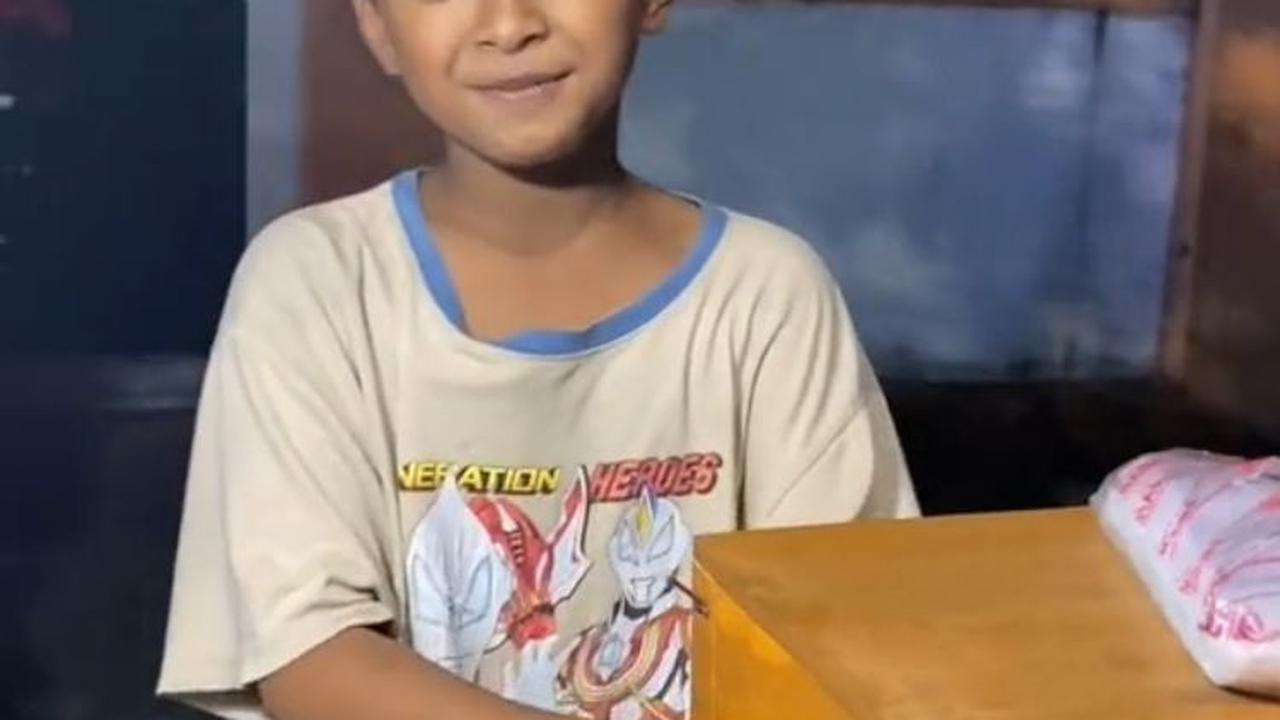 Setelah dicari tahu lebih dalam, anak bernama Ridho ini baru berusia 12 tahun. Ia juga masih sekolah di sebuah SD Negeri di Surabaya.