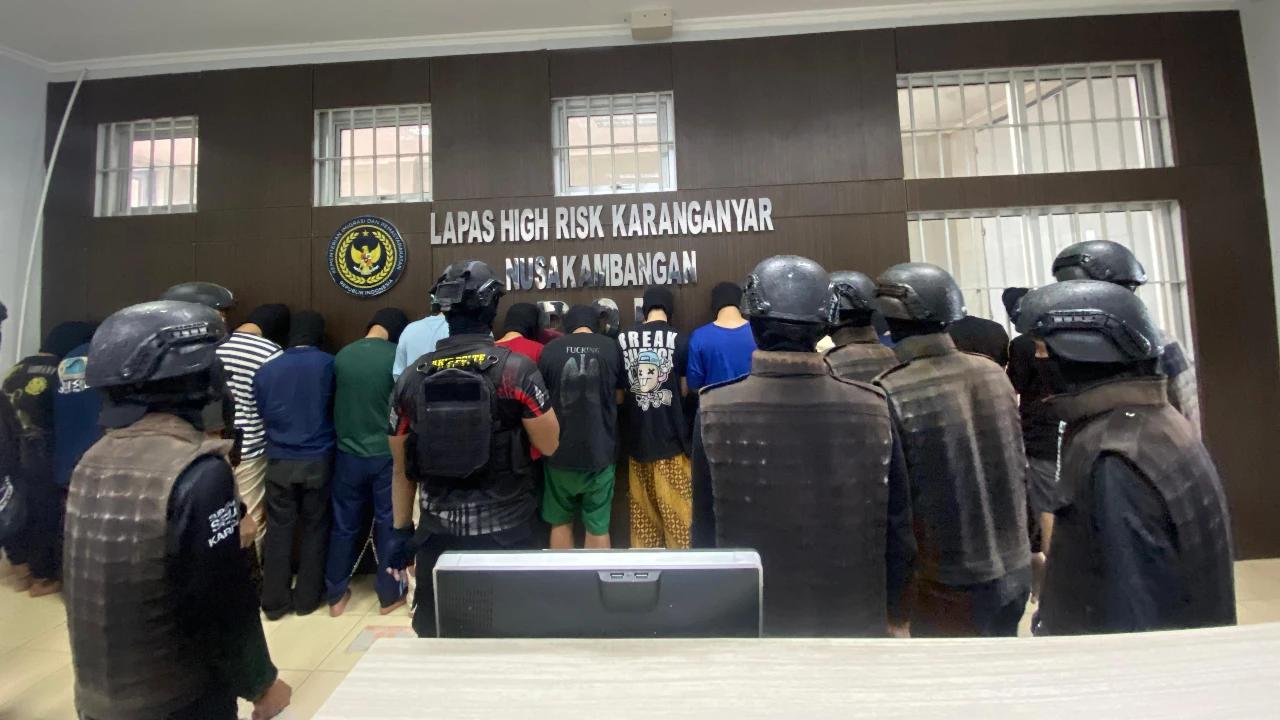 Dikawal Ketat Petugas Gabungan, 15 Narapidana Berisiko Tinggi Dipindahkan dari Lapas Salemba ke Lapas Nusakambangan
