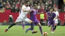 Pemain Real Madrid, Toni Kroos (kanan) mencoba melewati hadangan pemain Sevilla, Vicente Iborra pada lanjutan La Liga Spanyol di Ramon Sanchez Pizjuan stadium, Sevilla, Minggu (15/1/2017). Sevilla menang atas Real Madrid 2-1.   (AP/Angel Fernandez)