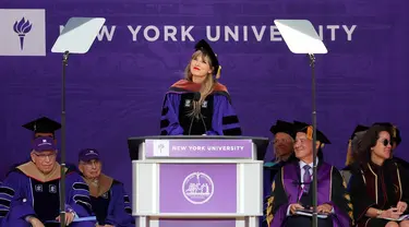 Penyanyi Taylor Swift menyampaikan pidato pada upacara pembukaan New York University untuk angkatan 2022 di Yankee Stadium, New York, Amerika Serikat, 18 Mei 2022. (Dia Dipasupil/Getty Images/AFP)