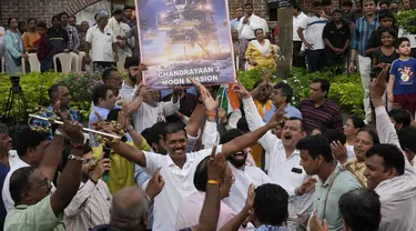Orang-orang bergembira saat mereka menonton siaran langsung pendaratan Chandrayaan-3, atau “pesawat bulan” dalam bahasa Sansekerta, di Mumbai, India, Rabu, 23 Agustus 2023. AP Photo/Rajanish Kakade)
