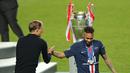 Pelatih PSG, Thomas Tuchel menghibur pemain depan Neymar (kanan) saat ia berjalan melewati trofi setelah kalah dari Bayern Munchen pada final Liga Champions UEFA di stadion Luz di Lisbon pada 23 Agustus 2020. Thomas Tuchel dikontrak Chelsea selama 18 bulan. (AFP/Pool/ Miguel A. Lopes)
