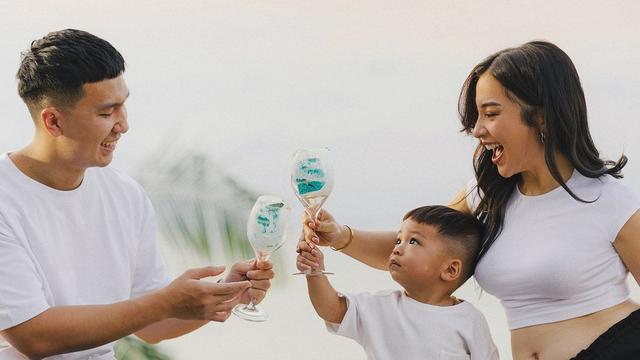 6 Gaya Bumil Nikita Willy yang Tetap Stunning saat Pamer Baby Bump Pakai Outfit Kasual