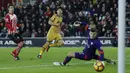 Proses terjadinya gol dari gelandang Tottenham, Son Heung-Min ke gawang Southampton. Pada menit ke-85 Spurs kembali memperbesar keunggulan melalui sepakan dari pemain asal Korea Selatan ini. (Reuters/Matthew Childs)