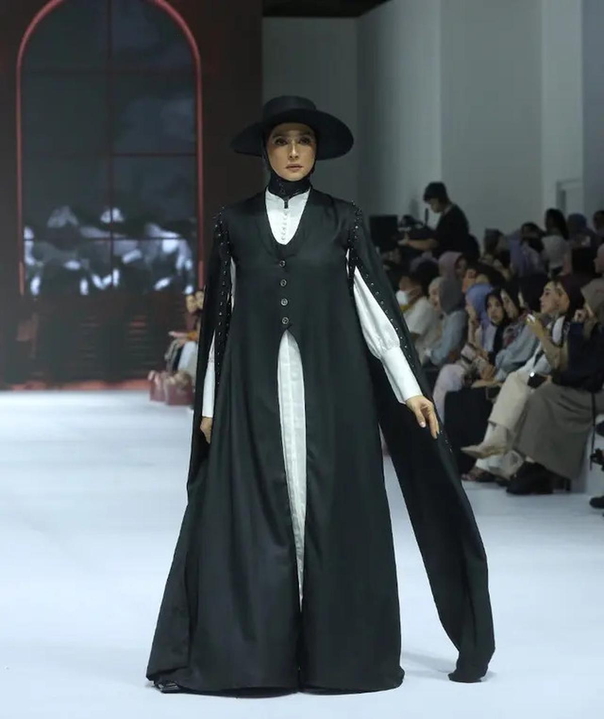 6 Pesona Titi Kamal dan Nabila Syakieb Pakai Berhijab dalam Koleksi Terbaru Zaskia Sungkar di JFW 2025
