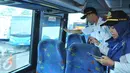 Petugas memeriksa kaca bus yang akan digunakan sebagai angkutan mudik lebaran 2015 di Terminal Pulogadung, Jakarta, Jumat (10/7). Pemeriksaan tersebut bertujuan untuk mengetahui tingkat keamanan seluruh armada. (Liputan6.com/Herman Zakharia)