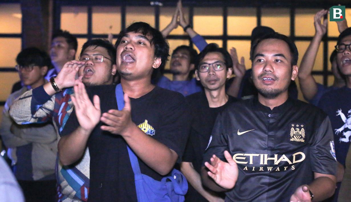Selama pertandingan kedua pendukung tidak henti menyanyikan chant masing-masing sehingga adu chant pun berlangsung selama laga berjalan. (Bola.com/Abdul Aziz)