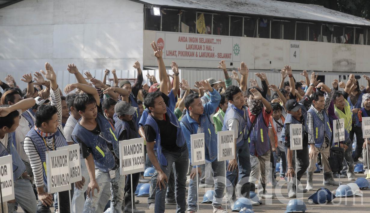 Sejumlah pekerja mengikuti senam sebelum bekerja di proyek renovasi Stadion Utama Gelora Bung Karno (SUGBK). Senam tersebut rutin diadakan setiap Jumat. (Bola.com/M Iqbal Ichsan)