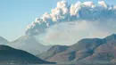 Gunung Lewotobi Laki-laki kembali mengalami erupsi sertai gemuruh kuat pada Selasa (12/11/2024) malam. (Arnold Welianto/AFP)