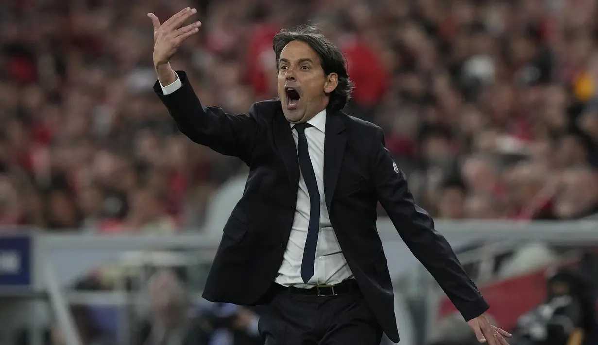 Pelatih Inter Milan, Simone Inzaghi berteriak memberi instruksi kepada pemainnya saat menghadapi Benfica pada laga leg pertama babak perempatfinal Liga Champions 2022/2023 di Luz Stadium, Benfica, Rabu (12/4/2023) dini hari WIB. (AP Photo/Armando Franca)