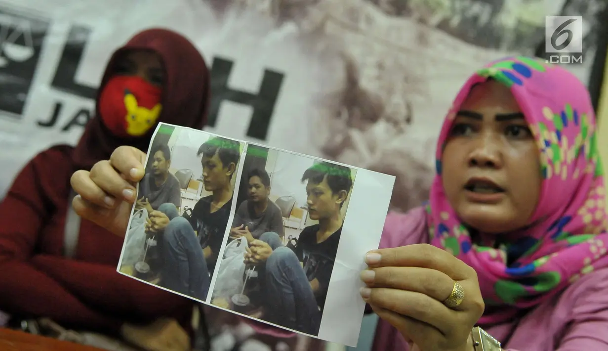 Lembaga Bantuan Hukum Jakarta menunjukkan foto korban yang diduga mendapat penyiksaan dari polisi, Jakarta, Minggu (28/5). Keluarga korban meminta LBH untuk mendapat pendampingan hukum. (Liputan6.com/Helmi Afandi)