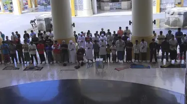 Ribuan warga Mataram melakukan salat Jumat pertama pascagempa di Masjid Islamic Center.