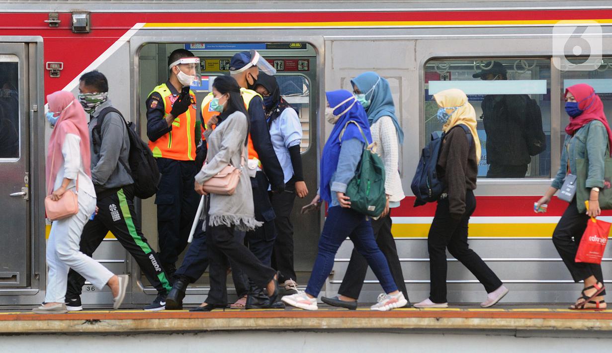 Petugas stasiun memandu penumpang KRL Commuterline di Stasiun Bogor, Jawa Barat, Selasa (9/6/2020) pagi. Puluhan polisi, TNI, Satpol PP, dan petugas stasiun diterjunkan untuk memandu penumpang mengantisipasi antrean panjang seperti kemarin. (merdeka.com/Arie Basuki)
