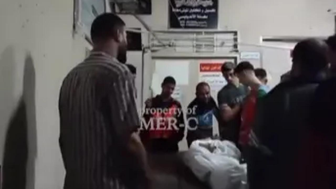 "Bahkan tadi juga sudah banyak sekali orang yang memegang tubuh beliau dan masyaAllah wanginya sangat begitu harum," sambungnya. <br>