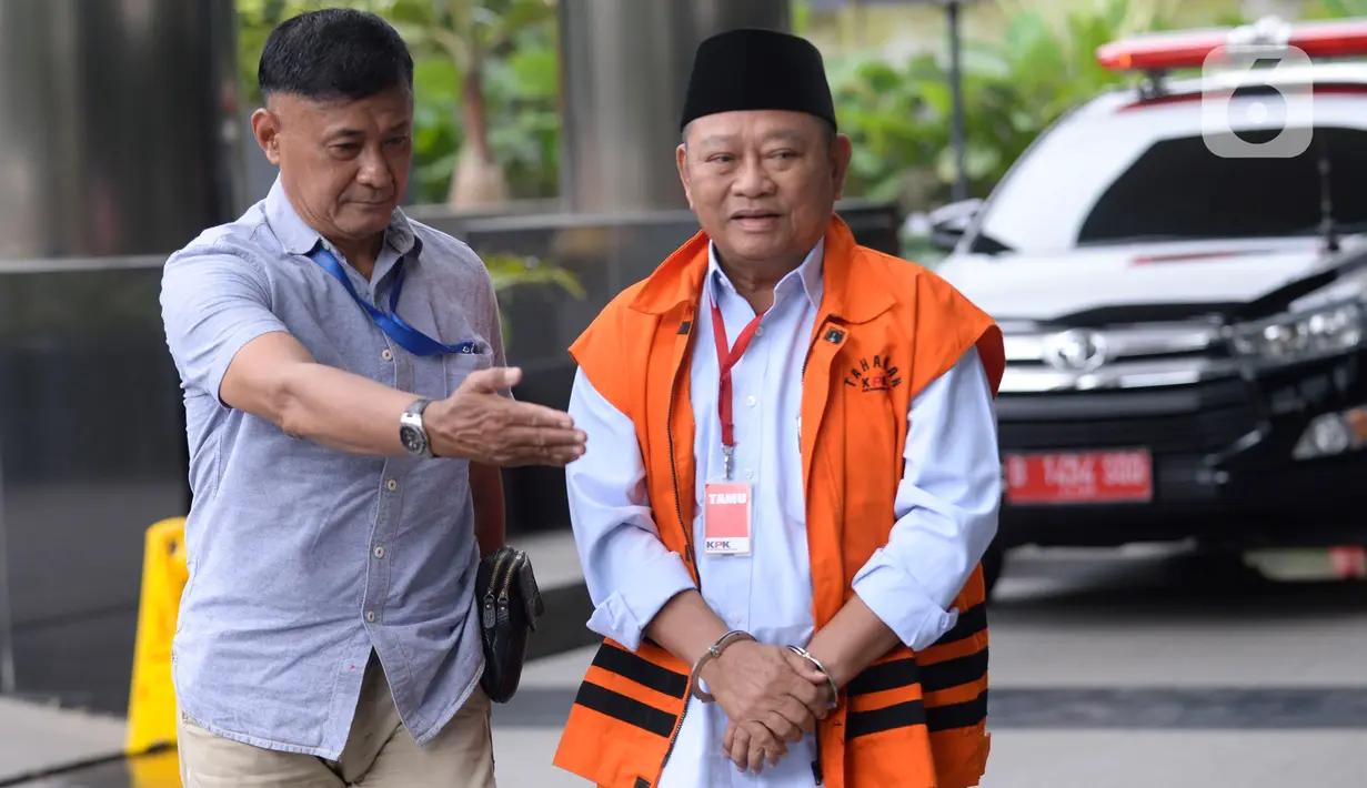 Bupati Sidoarjo nonaktif, Saiful Ilah (kanan) tiba untuk menjalani pemeriksaan di gedung KPK, Jakarta, Rabu (19/2/2020). Saiful Ilah diperiksa sebagai tersangka dalam kasus dugaan suap pengadaan empat proyek infrastruktur di Dinas PUPR Kabupaten Sidoarjo. (merdeka.com/Dwi Narwoko)