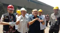 Menteri Perdagangan (Mendag) Zulkifli Hasan memantau proses pemusnahan 2.300 ton baja tulangan beton produksi dalam negeri milik PT Long Teng Iron and Steel di Kabupaten Tangerang, Banten, Kamis (12/1/2023).