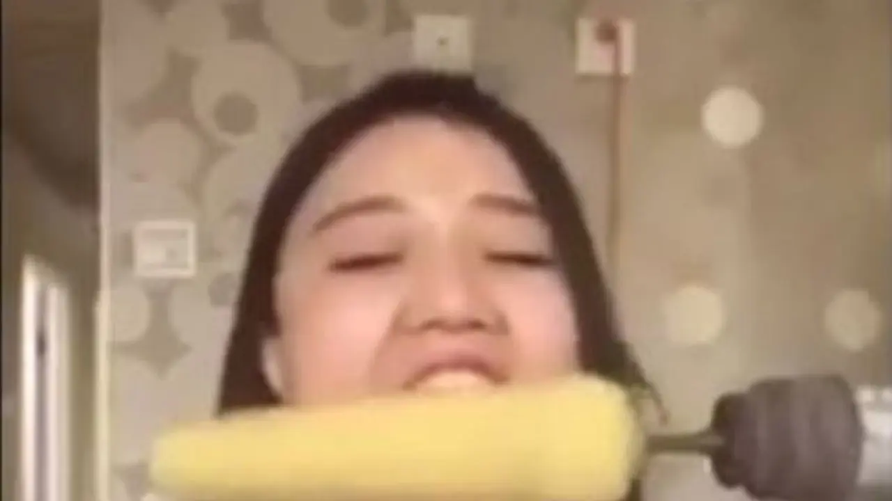 Makan Jagung Pakai Mesin Bor, Cewek Ini Malah Alami Kebotakan