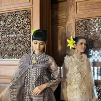 Menyambut bulan ramadan dan Idul Fitri, Tulola dan Denny Wirawan sajikan kolaborasi spesial. Bersama Bakti Budaya Djarum Foundation, keduanya menghadirkan koleksi istimewa. / Foto dok : Fimela.com.