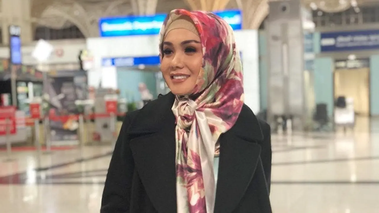 7 Inspirasi Gaya Hijab Yuni Shara, Simple Banget