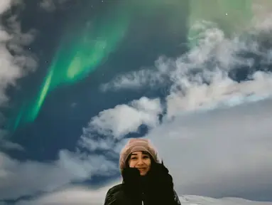 Dalam unggahan media sosial Instagramnya, Lula Lahfah dengan bangga memperlihatkan potret dirinya bersama dengan aurora di langit. Sambil tersebut dengan menahan dingin yang menusuk, Lula Lahfah sangat bahagia untuk dapat mewujudkan impiannya menyaksikan aurora. (Liputan6.com/IG/@lulalahfah)