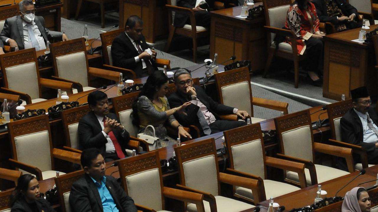 Peringatan HUT DPR kali ini turut dihadiri Ketua DPR RI ke-15 Akbar Tanjung, Ketua DPR RI ke-16 Agung Laksono dan Ketua DPR RI ke-17 Marzuki Alie.